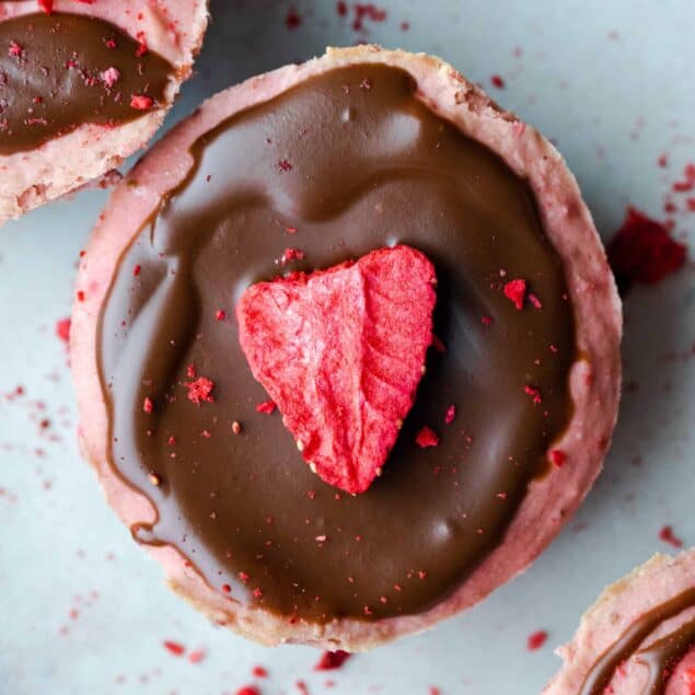 Chocolate strawberry cheesecake picture from above